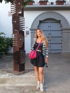 אני מדגמנת שילובי פסים בשחור לבן אדום