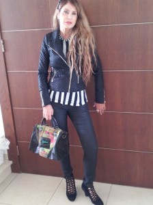 אני מדגמנת ז'קט קצר מעור עם רוכסן אלכסוני של זארה