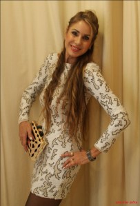 שמלת פאייטים מרהיבה באפקט הדיסקו מתכתי בהדפס לבן,ניוד ,שחור. שמלה - זארה                     תיק קופסתי קשיח - זארה