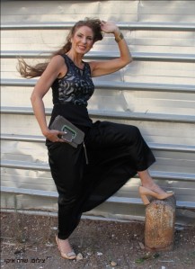 ולאלה שמחפשות מראה סולידי יותר ופחות מנצנץ בחרתי חולצת פפילום כסופה מטאלית של ice cube  בשלוב חצאית המקסי של המעצבת גילה לב.