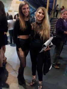 רז טל במראה נועז ומאתגר של מכנסונים בשלוב חולצת בטן מכסה זרועות.