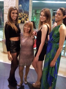 אופיר קפח סגנית מלכת היופי ל-2013 בשמלת מקסי שיפון משי ירקרקה–כחולה ,מוכיחה שהיא מעיזה להביא את הפרזנטציה המתאימה לה.