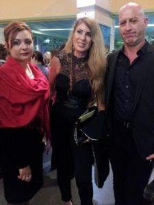 קארין ליטוב מנהלת מותג פופה מקפיצה את המראה בצעיף אדום לוהט בקשירה מעניינת במראה נשי