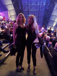 אורית רון מנכל ונוס קונספט - בחולצה בעלת עיטורי זהב מהפנטים וסנדלים מקושטים ברצועות שיוצרות לוק ארוך ומחמיא