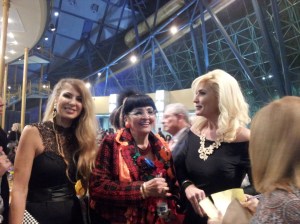 אילנה ממן אימה של מור ממן מלכת היופי שלנו –בעבר מלכת היופי של באר שבע בשמלת מקסי צמודה וענק זהב מרשים.