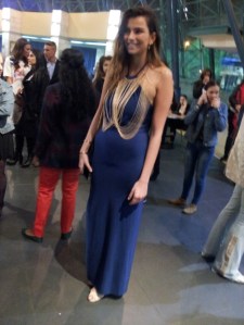 שני חזן מלכת יופי לשעבר מדוגמת בשמלה של המעצבת מורן דהן ועם אקססוריז הורס שממגנט את כל המבטים. חיבור מדהים.