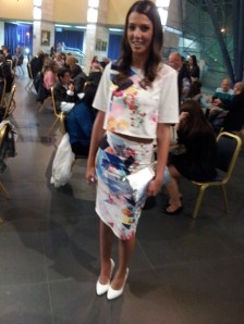 שיר הרוש בחליפה עם חולצת בטן של מרב לוי בנוסח " מיד-ראפ" שבו נחשף רווח קטן – מה שהקנה לה מראה אלגנטי וטרנדי.