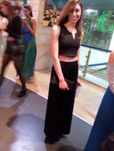 רז טל בטוטאל לוק שחור בשלוב חולצת בטן שמתאימה בול לצללית הארוכה שלה