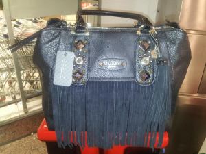 תיק פרנזים שחור של GUESS