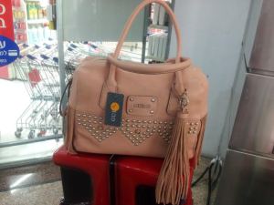 תיקי פרנזים של GUESS בצבעים פסטליים המציינים את האביב