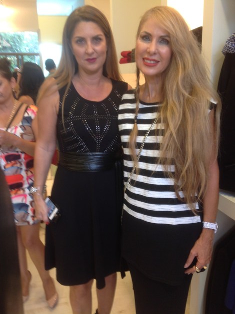 שרון חזום לבשה שמלה של BASLER, כאשר החגורה משדרגת את המראה למראה ערב